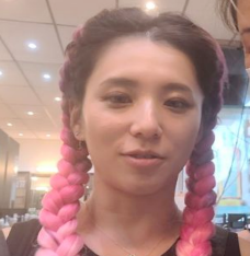 핑크 컬러를 넣은 양갈래 브레이드